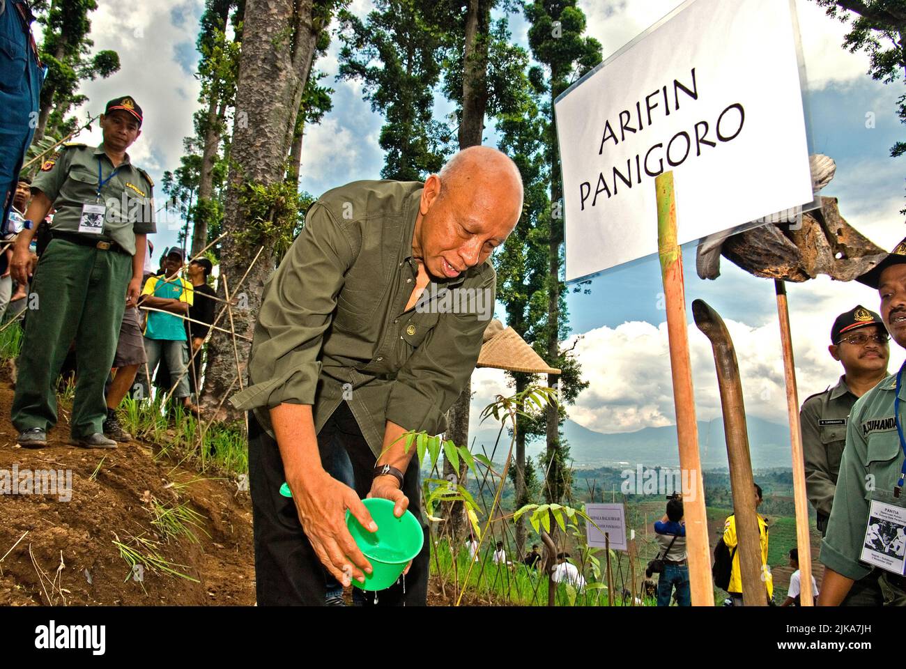 Arifin Panigoro, fondatore di Medco Energi International, piantando un albero durante un evento organizzato da Conservation International (ci)-Indonesia e Gede Pangrango National Park a Nagak, un villaggio che si trova al confine del parco nazionale a Sukabumi, Giava Occidentale, Indonesia. Foto Stock