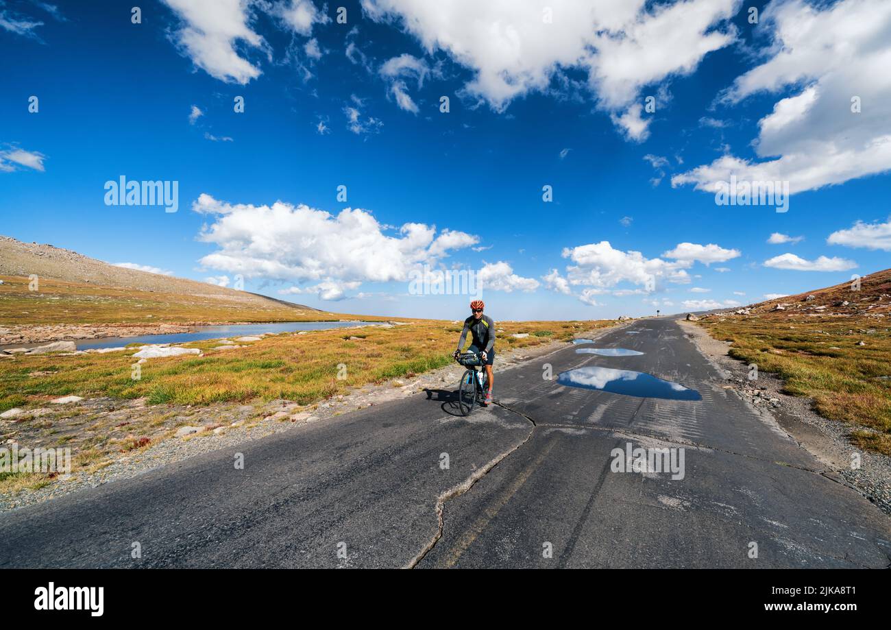 Pedalando sulla ripida strada fino alla cima del Monte Evans, Montagne Rocciose, Colorado, USA Foto Stock