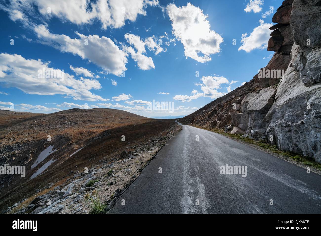 Sulla ripida strada fino alla cima del Monte Evans, Montagne Rocciose, Colorado, USA Foto Stock