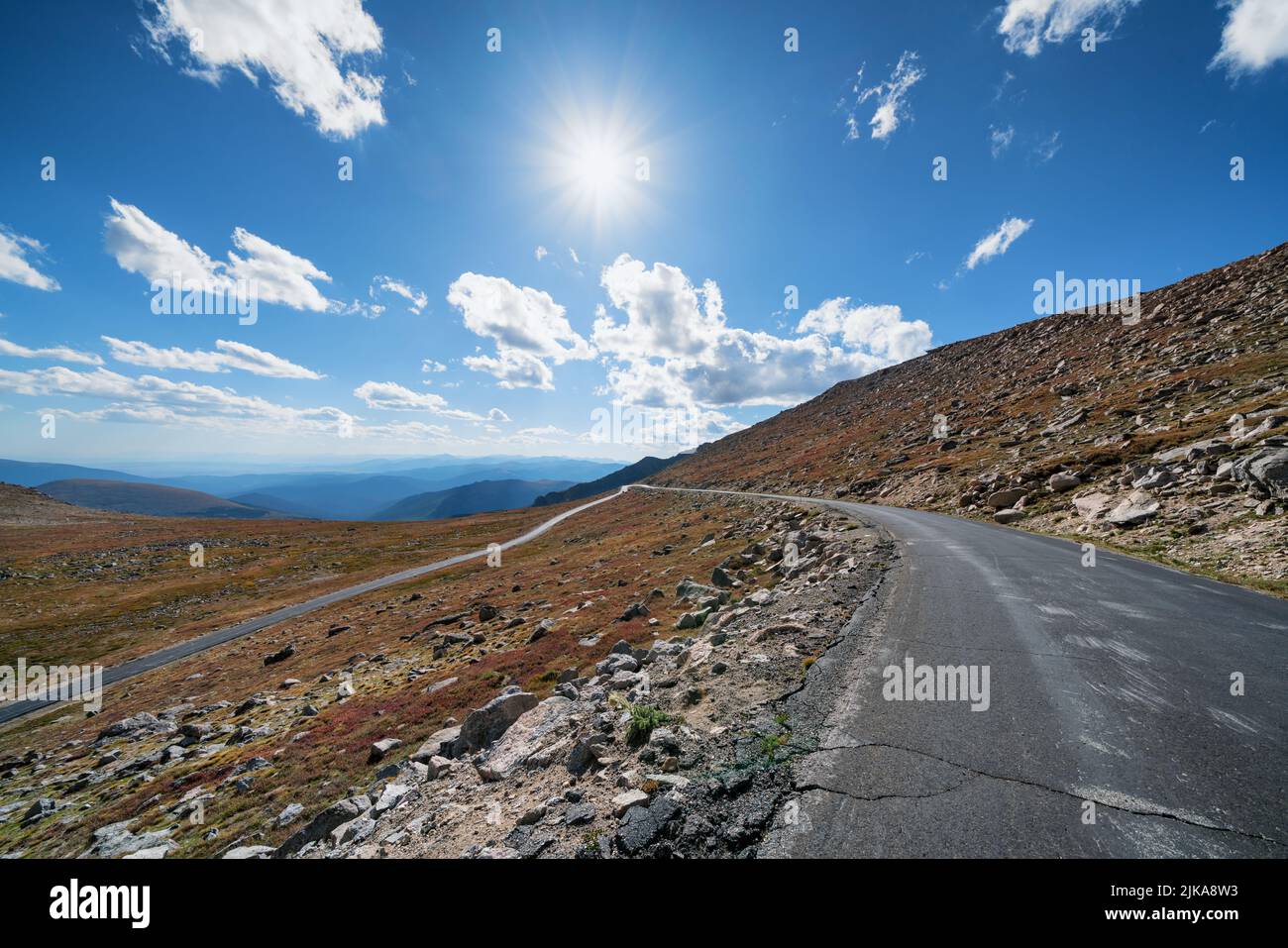 Sulla ripida strada fino alla cima del Monte Evans, Montagne Rocciose, Colorado, USA Foto Stock