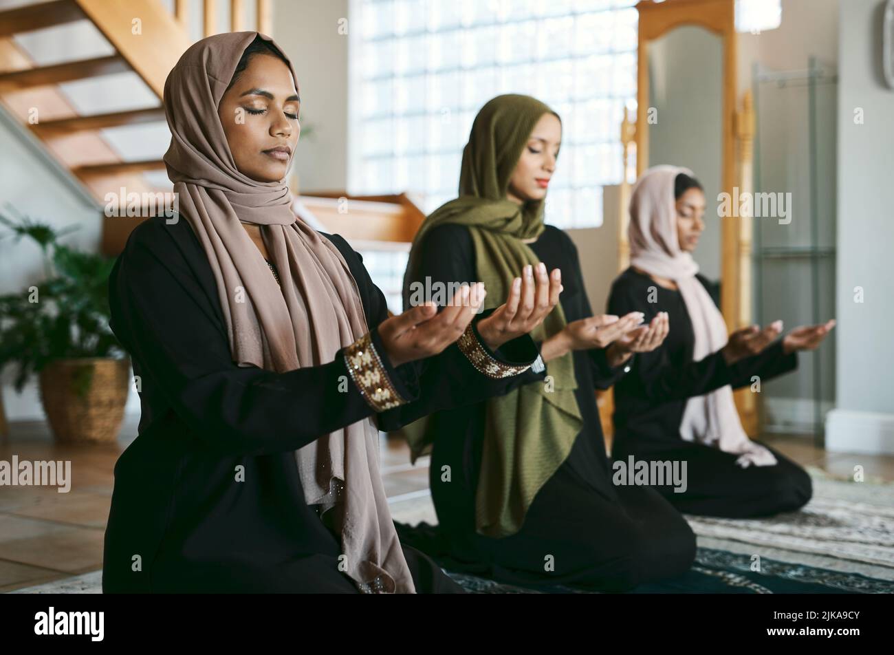 Questo è stato un periodo di prosperità, un gruppo di donne musulmane che pregano insieme. Foto Stock