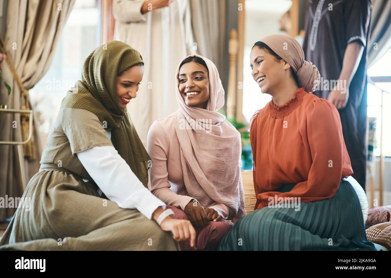 Allora, che cosa avete fatto: Un gruppo di donne musulmane che si rilassano insieme. Foto Stock