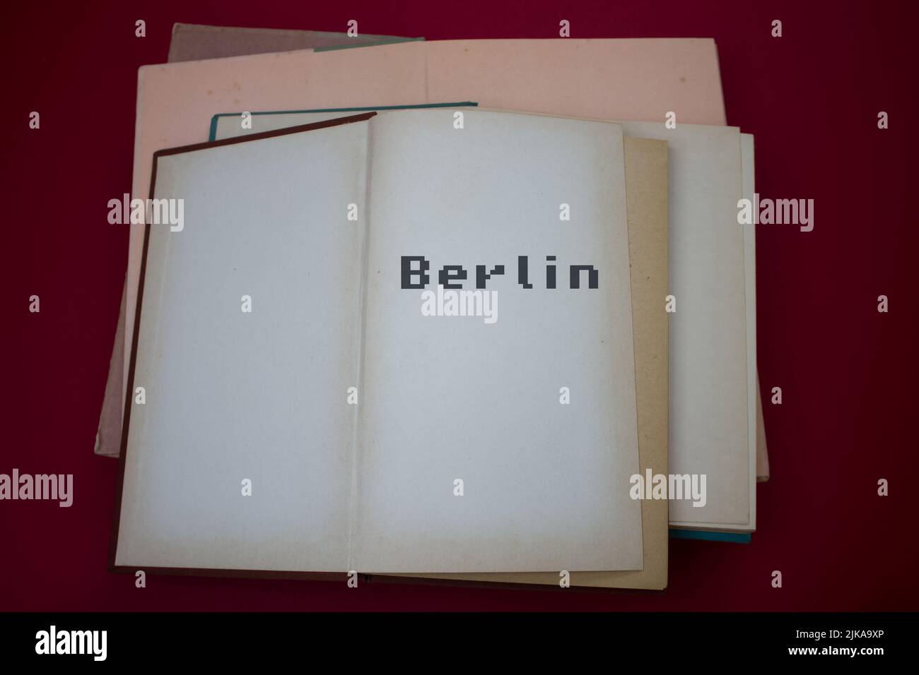 Parola di Berlino in un libro aperto con vintage, motivi naturali vecchio disegno di carta antica. Foto Stock