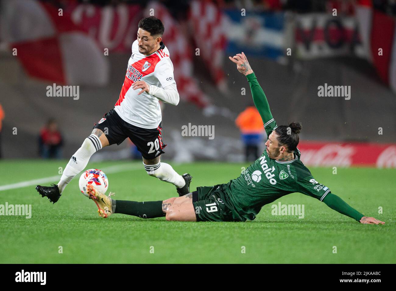 Buenos Aires, Argentina. 31st luglio 2022. Milton casco (L) di River Plate e Lucas Castro (R) di Sarmiento visto in azione durante una partita tra River Plate e Sarmiento nell'ambito di Liga Professional 2022 all'Estadio Monumentale Antonio Vespucio liberi.(Punteggio finale: River Plate 1:2 Sarmiento) (Foto di Manuel Cortina/SOPA Images/Sipa USA) credito: Sipa USA/Alamy Live News Foto Stock