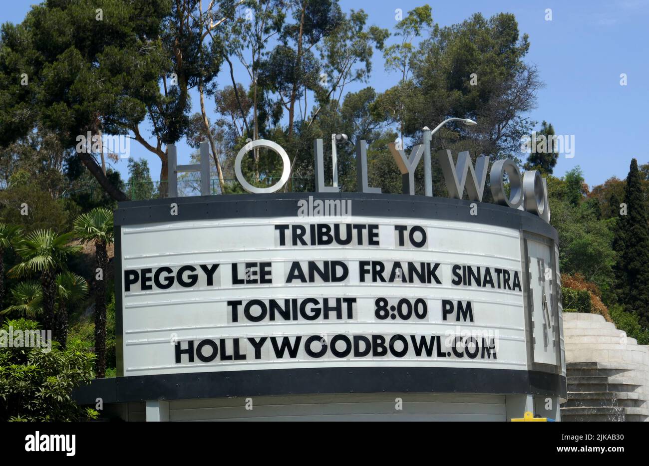 Los Angeles, California, Stati Uniti d'America 27th luglio 2022 Tributo a Peggy Lee e Frank Sinatra Concert Marquee all'Hollywood Bowl, dove Billie Eilish e Debbie Harry si sono esibiti in tributo il 27 luglio 2022 a Los Angeles, California, Stati Uniti. Foto di Barry King/Alamy Stock Foto Foto Stock