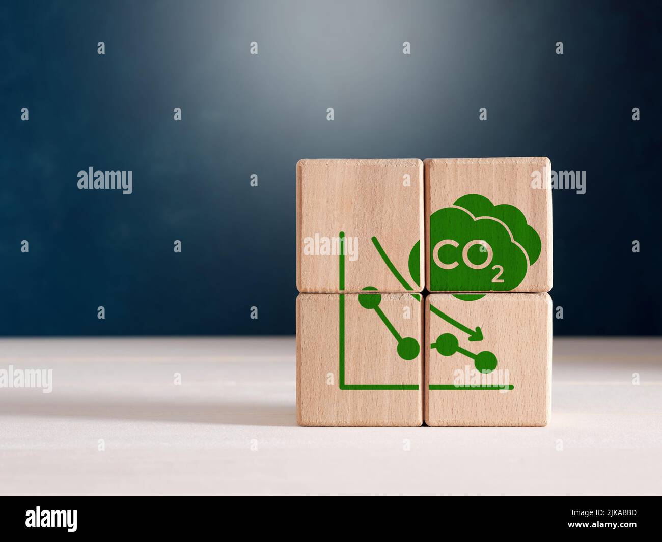 CO2 icona di riduzione delle emissioni di carbonio sui cubi di legno. Emissioni nette zero, ambiente privo di carbonio, energia rinnovabile, tecnologia sostenibile ed ecologia Foto Stock