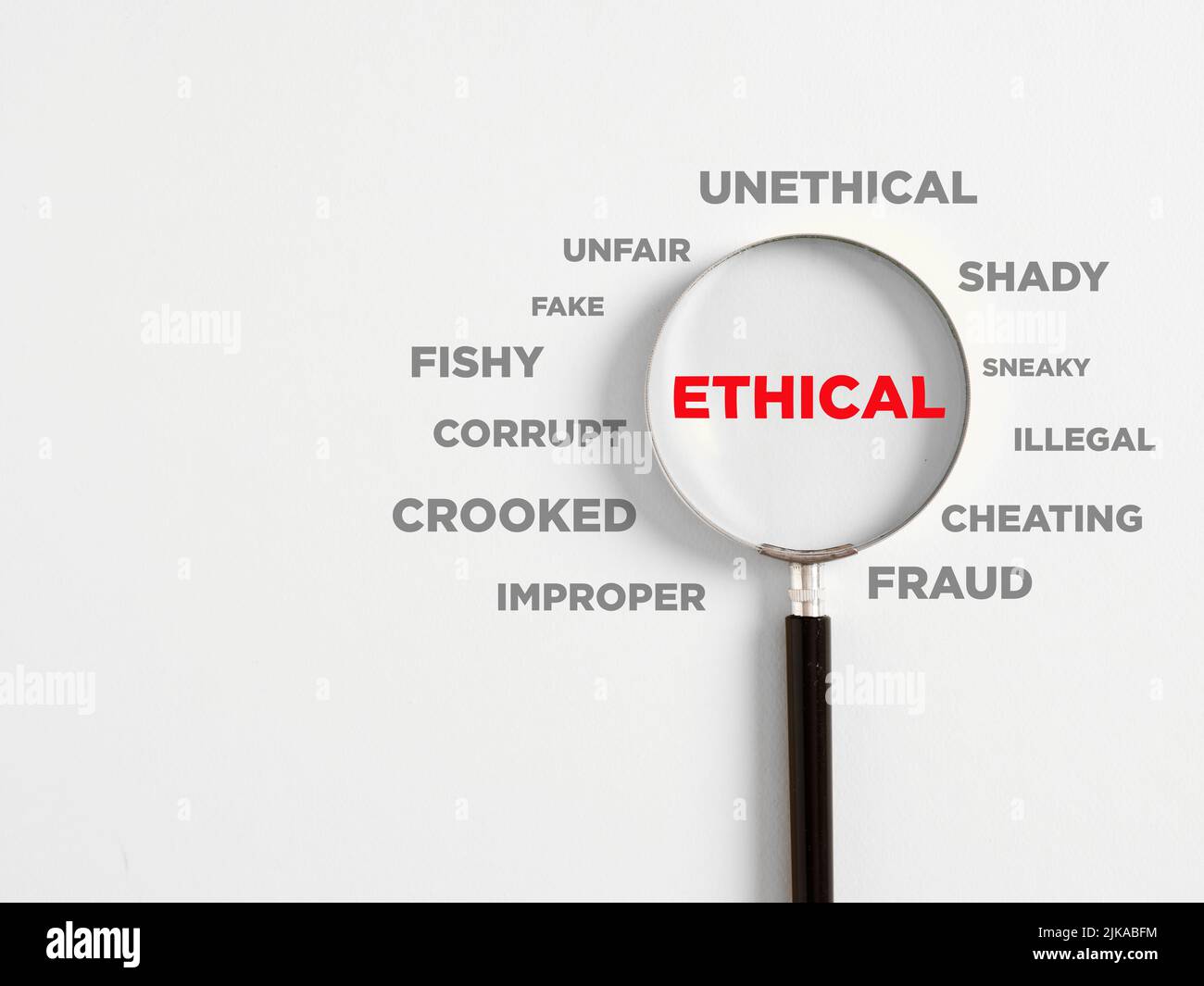 Trovare i valori etici, il modo o l'atteggiamento nel concetto di business. Lente d'ingrandimento ingrandisce la parola etica circondata dalla opposta unethical wo Foto Stock