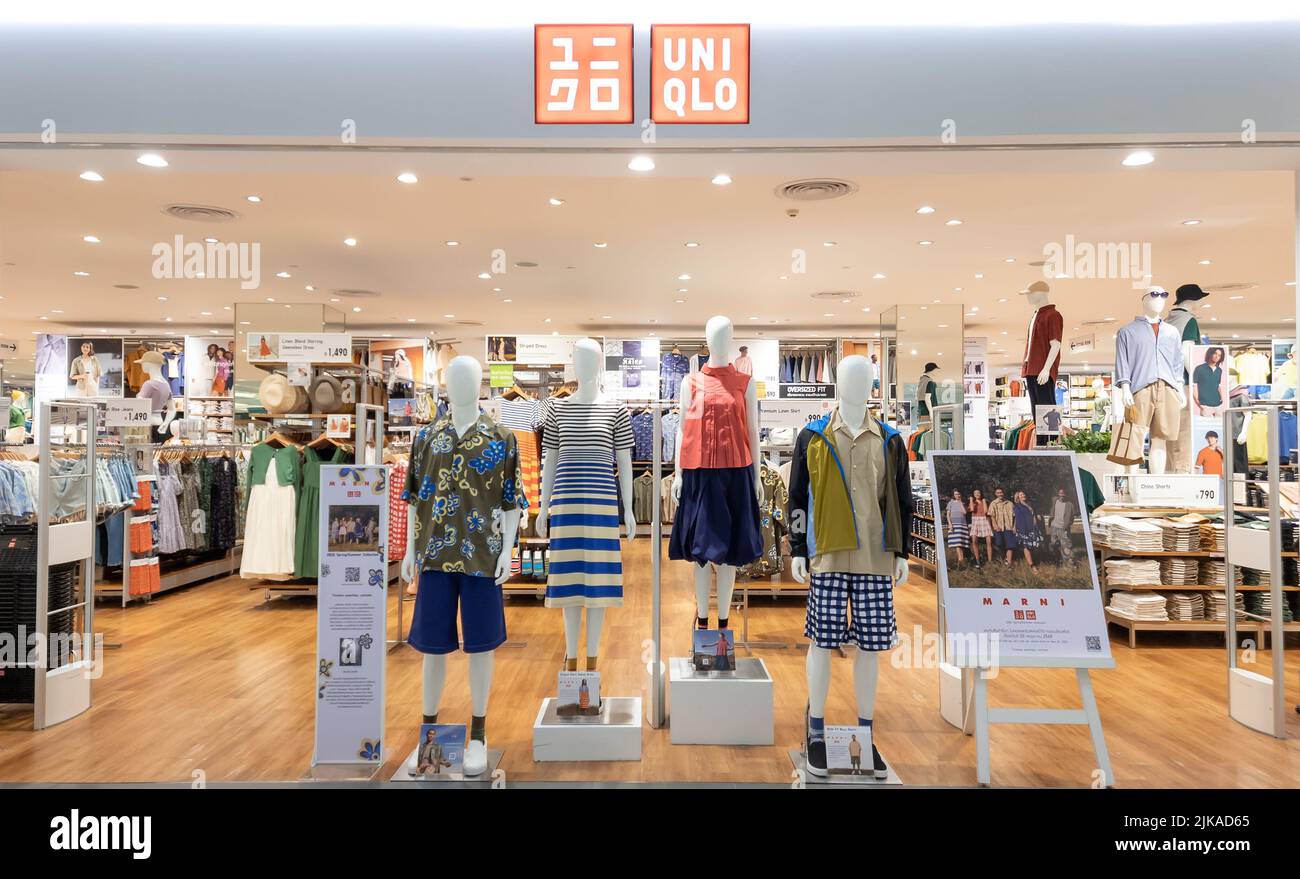 Bangkok, Thailandia: 21 maggio 2022: Vista frontale del rivenditore di moda giapponese Uniqlo presso il centro commerciale Fashion Island. Foto Stock