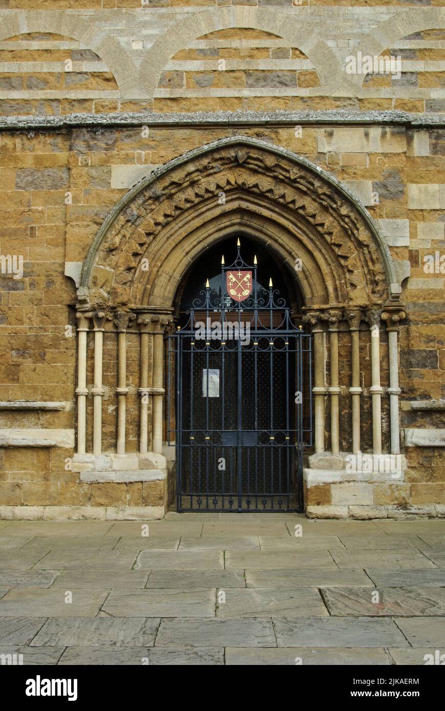 Ingresso alla chiesa della Santissima Trinità, nella città di Rothwell, Northamptonshire, Regno Unito; le prime parti risalgono al 13th secolo. Foto Stock