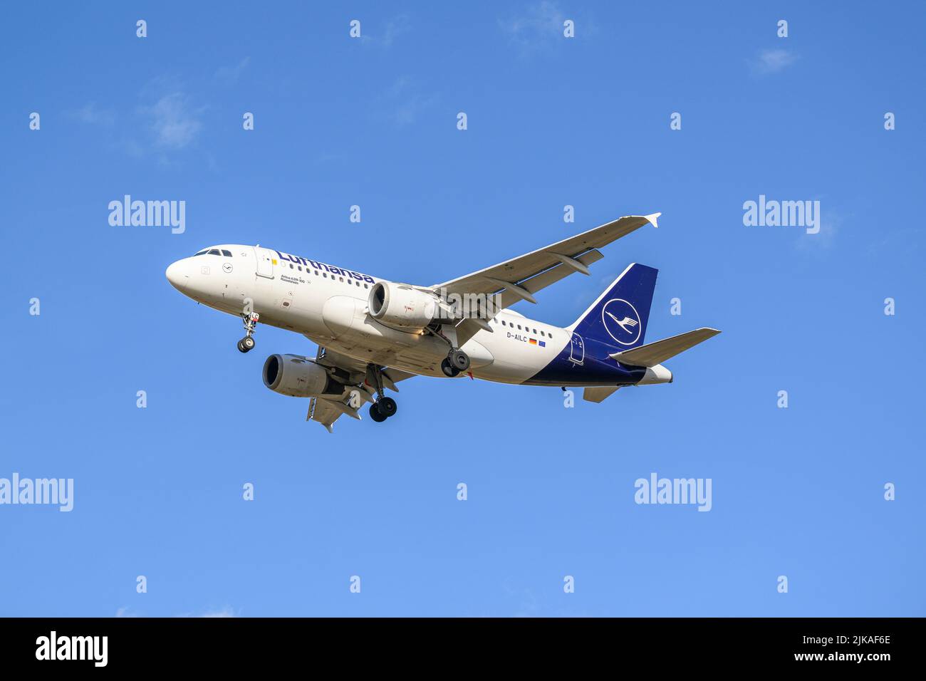 Monaco di Baviera, Germania - Febbraio 19. 2022: Lufthansa Airbus A319-100 con l'immatricolazione del velivolo D-AILC nell'avvicinamento alla pista meridionale 26L del Foto Stock Monaco di Baviera, Germania - Febbraio 19. 2022: Lufthansa Airbus A319-100 con l'immatricolazione del velivolo D-AILC nell'avvicinamento alla pista meridionale 26L del Foto Stock