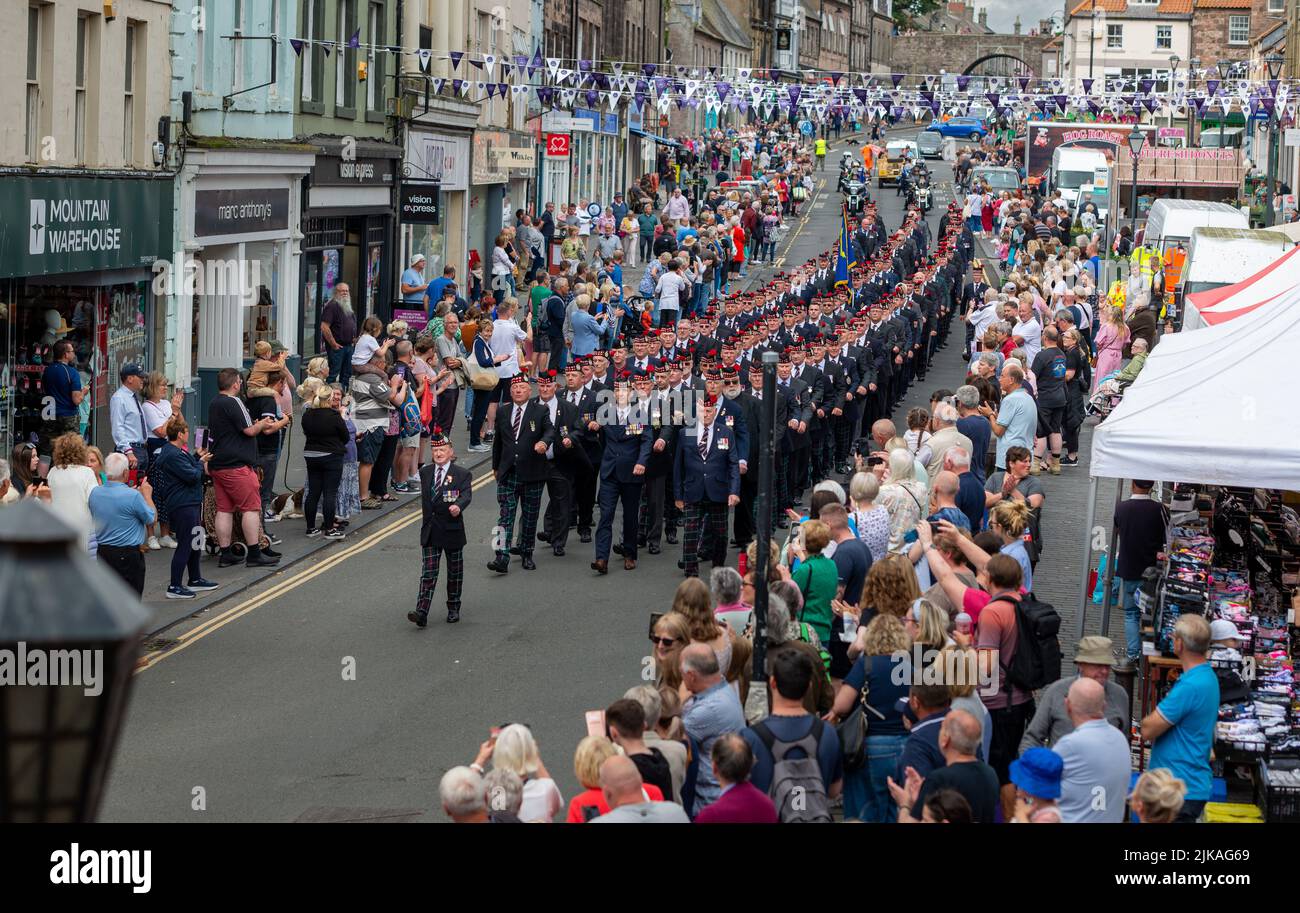 Minden Day Parade a Berwick Upon Tweed con veterani del re, i Borderers scozzesi, che marciarono lungo Marygate per segnare la battaglia di Minden del 1759 Foto Stock