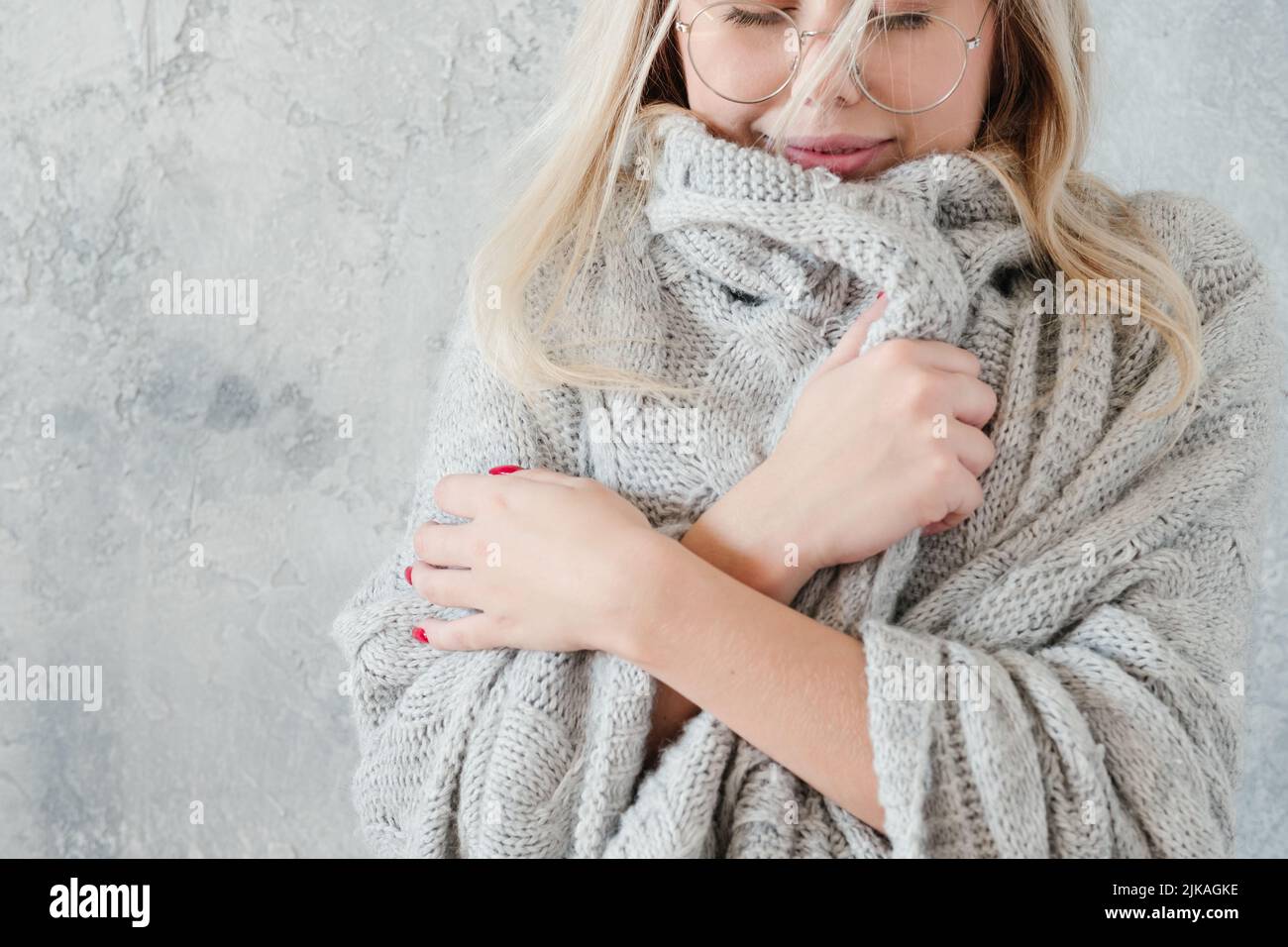 inverno coziness donna tranquilla coperta a maglia Foto Stock
