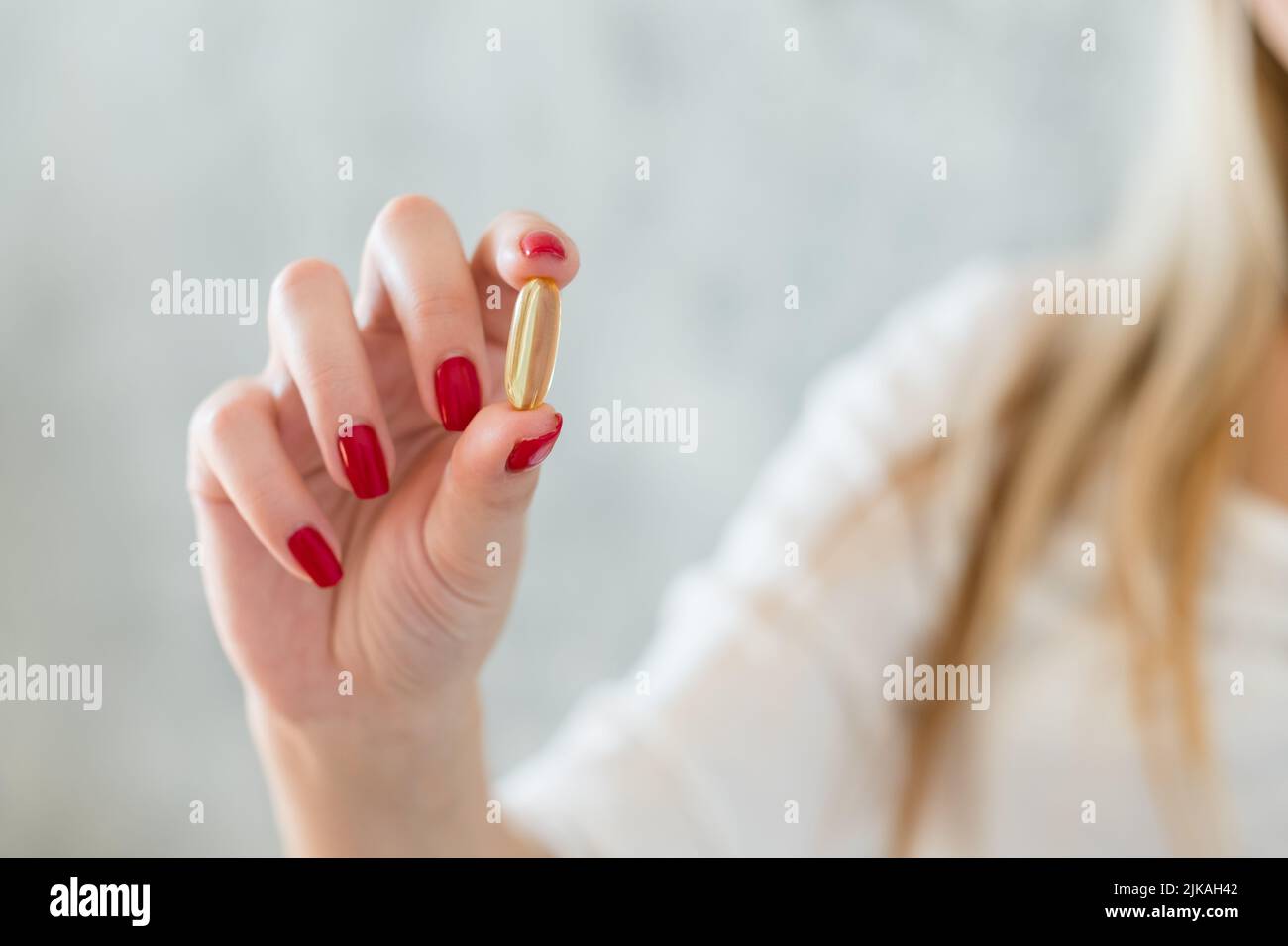 sana nutrizione pillola integratori vitaminici donna Foto Stock