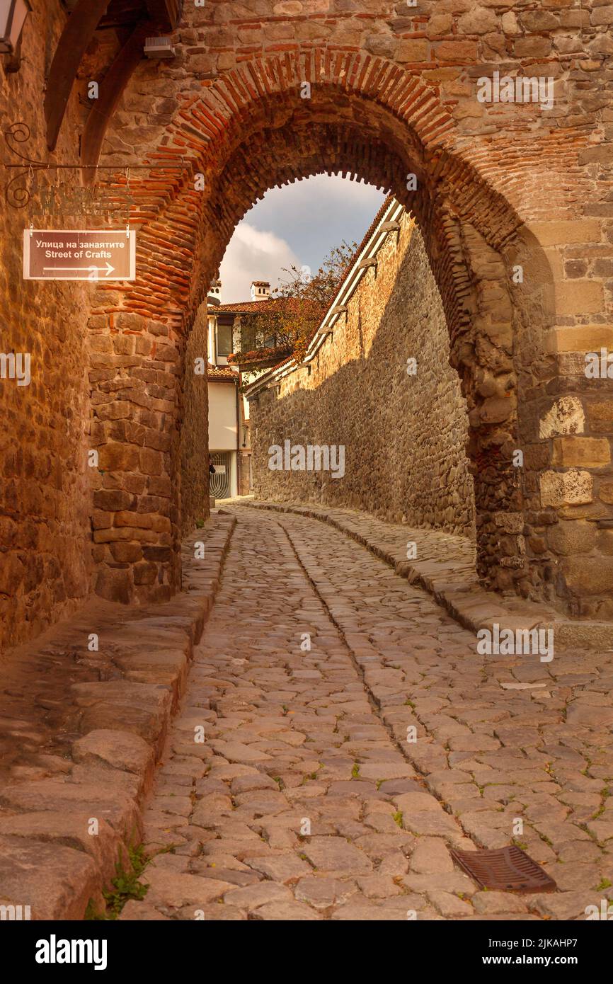Plovdiv, Bulgaria - 25 novembre 2021: Old Town Sign post strada dell'artigianato in bulgaro e inglese su antiche mura di pietra di casa Foto Stock