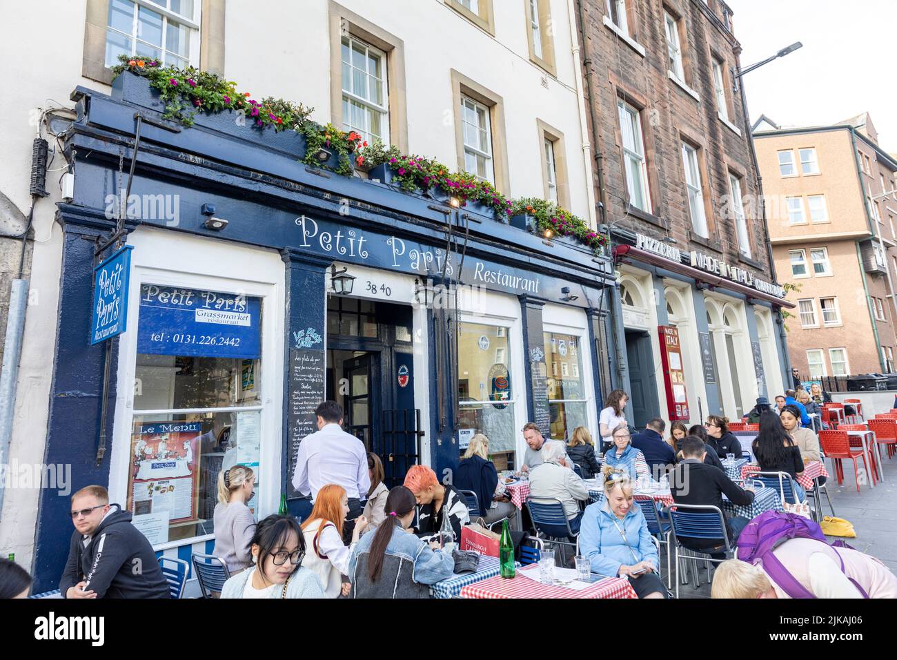 Edinburgh Grassmarket, bistro francese Petit Paris ristorante nel Grassmarket, pranzo con clienti che mangiano all'aperto e a Edimburgo, Scozia 2022 Foto Stock