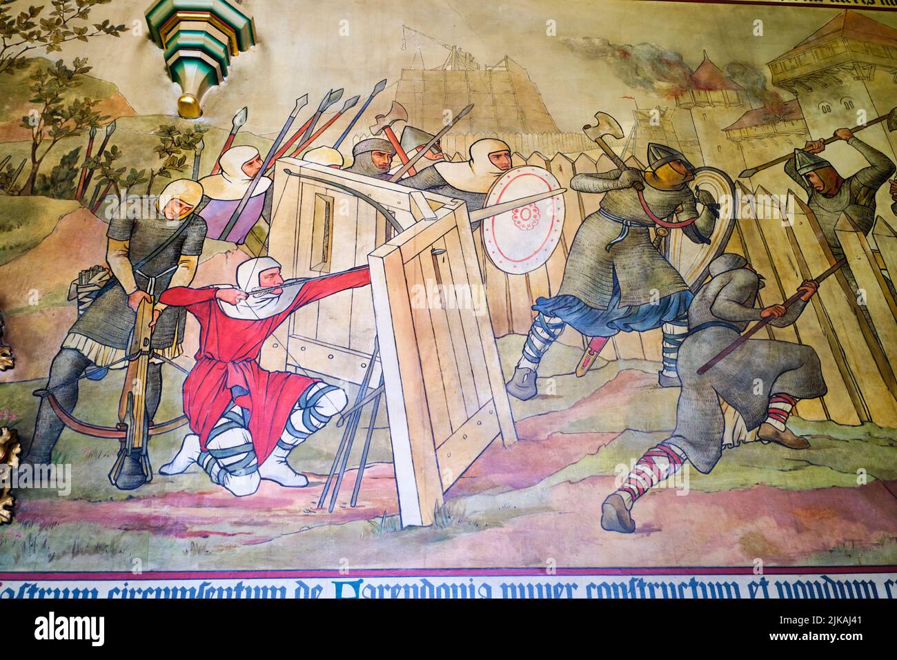 Dettaglio di uno dei grandi murales, raffigurante una scena di battaglia violenta con arcieri e catene di posta. Al Castello di Cardiff a Cardiff, Galles, United King Foto Stock
