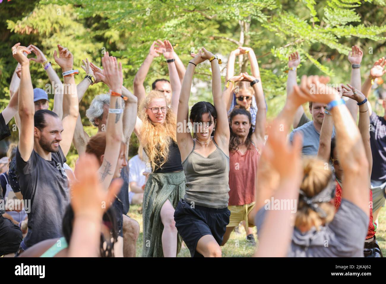 WOMAD TORNA PER TRIONFANTE 40th ANNI brasiliana Capoeira sessioni nel bellissimo arboreto ambiente a Charlton Park. • • 40.000 festeggiatori hanno partecipato al 40th anniversario della WOMAD durante i 4 giorni di stravaganza hanno visto Fatoumata Diawara, Angelique Kidjo, Kae Tempest, le labbra fiamme, Cimapunk, Fantastic Negrito, Gilberto Gil & Family e Lianne la Havas prendono le tappe • WOMAD riflette in 40 anni: 300 festival mondiali che si estendono su sei continenti per un totale di 10.000 artisti e milioni di educatori. WOMAD, Charlton Park, 28-31 luglio 2022: WOMAD tornò nel Wiltshire per celebrare la sua nascita nel 40th Foto Stock