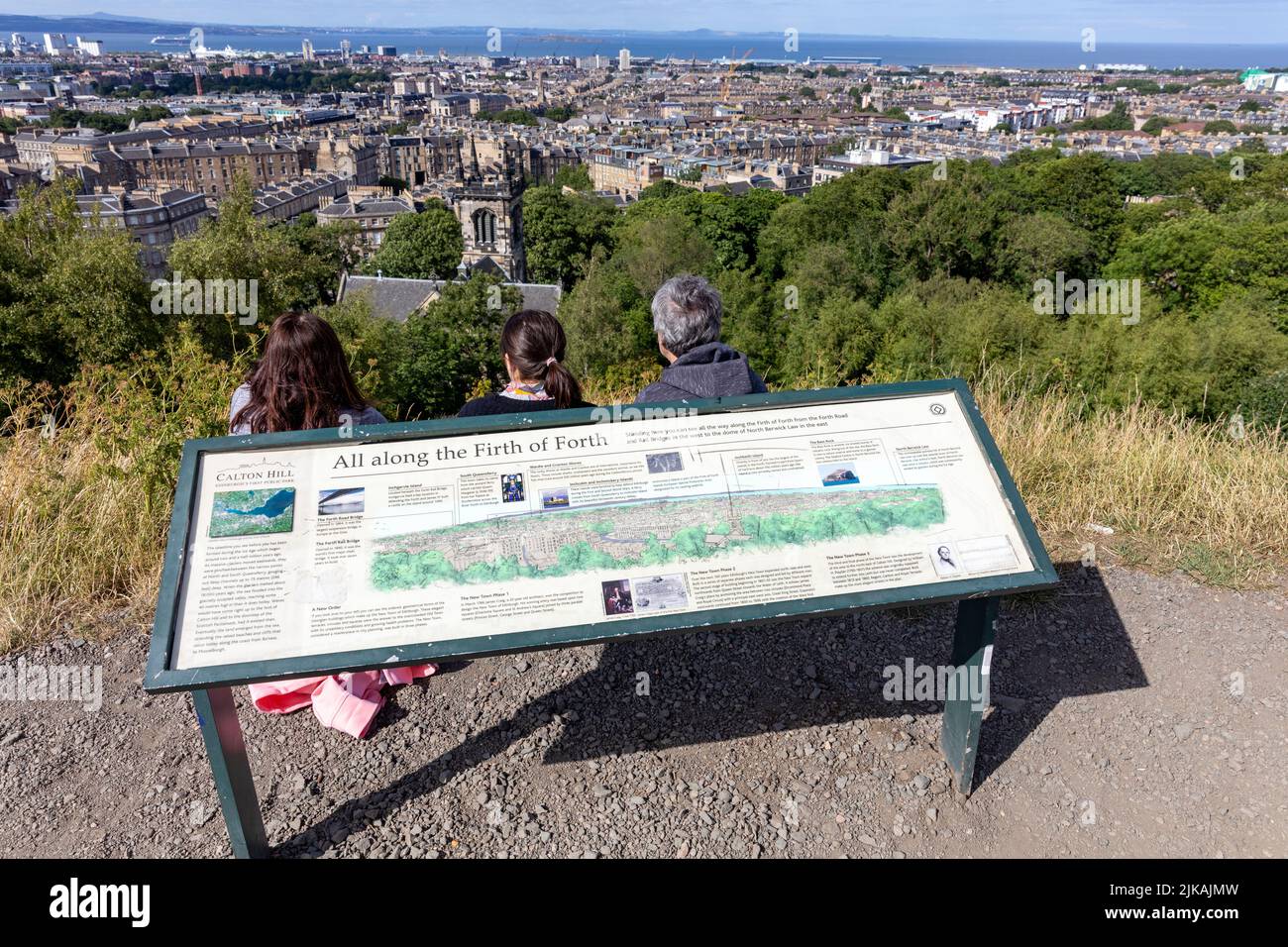 I visitatori di Calton Hill Edinburgh godono della vista, Firth of Forth Information Sign, Edinburgh, Scotland, UK Summers Day 2022 Foto Stock