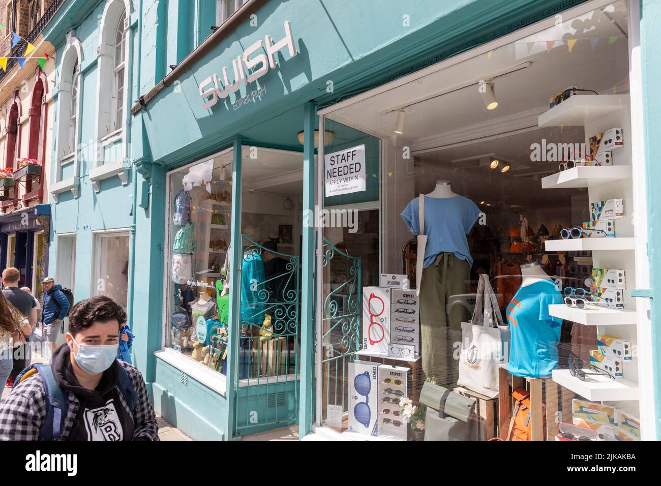 Victoria Street Edinburgh, uomo indossa facemask per proteggere contro il covid 19, Swift shop pubblicizza per il personale a causa di carenza di manodopera, Scozia, Regno Unito Foto Stock