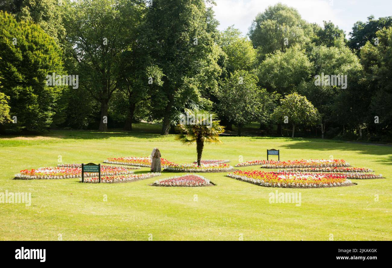 Due donne che ammirano l'esposizione floreale a Roundhay Park, Leeds, Yorkshire, Inghilterra, Regno Unito Foto Stock
