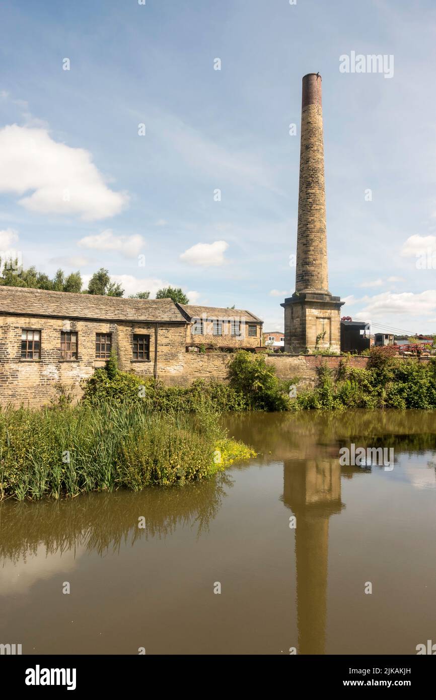 Edifici e camino del Museo industriale di Leeds adiacente al fiume Aire, Armley Mills, Leeds, Yorkshire, Inghilterra, REGNO UNITO Foto Stock