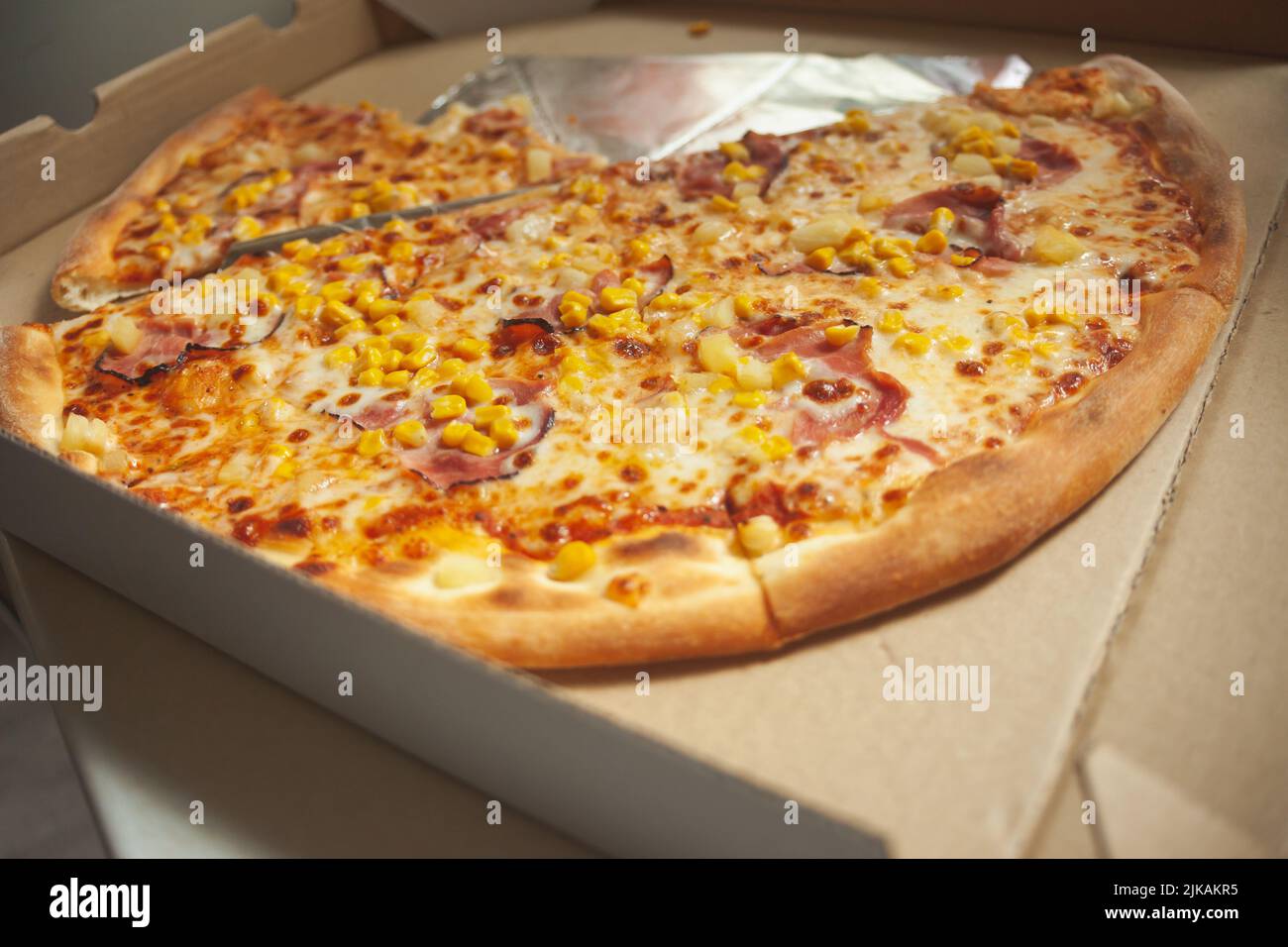 Grandi pizze consegnate in una scatola aperta Foto Stock