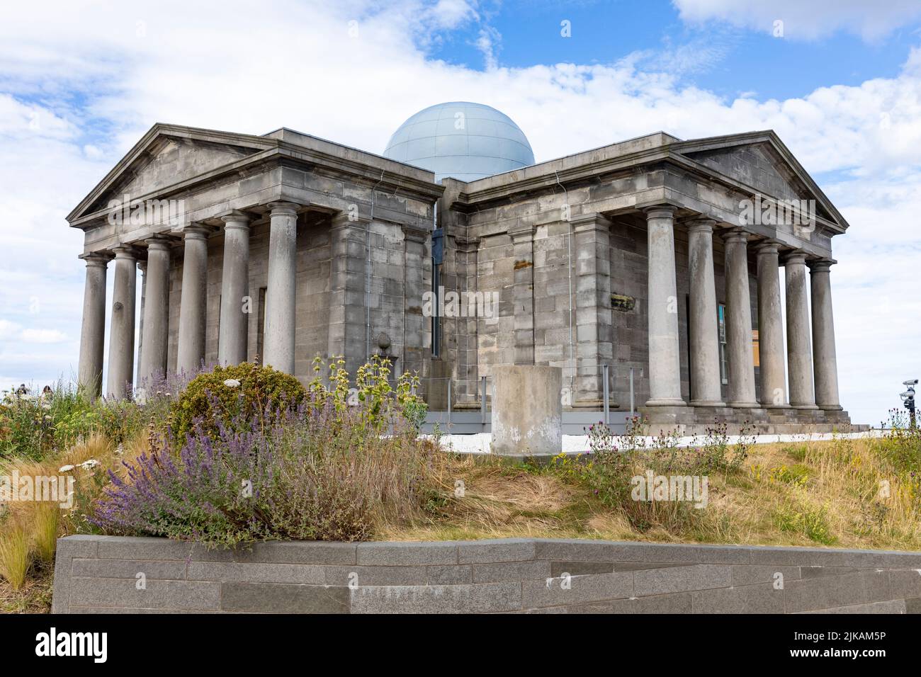 Calton Hill Edinburgh, trasformato nel complesso dell'Osservatorio cittadino in uno spazio collettivo di arte ed esposizioni, Scozia, estate britannica 2022 Foto Stock