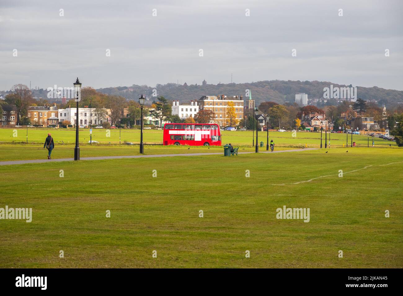 Un autobus rosso a due piani che attraversa Blackheath a Londra, Inghilterra Foto Stock