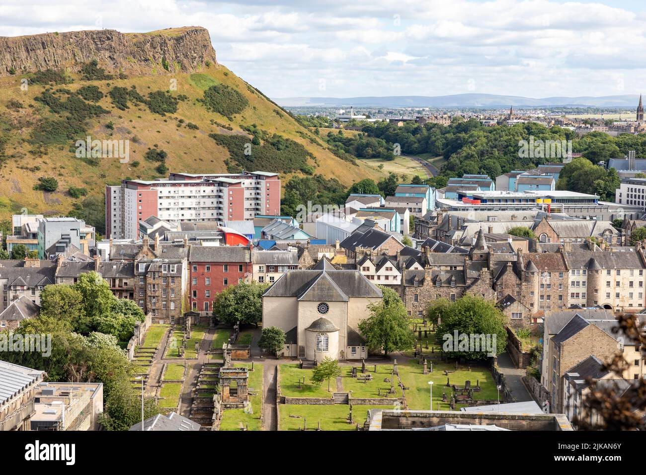 Edimburgo Scozia, vista da Calton Hill sopra Canongate Kirk e cimitero, Holyrood Park e Salisbury Crags, Scozia, Summers Day 2022, UK, Europa Foto Stock
