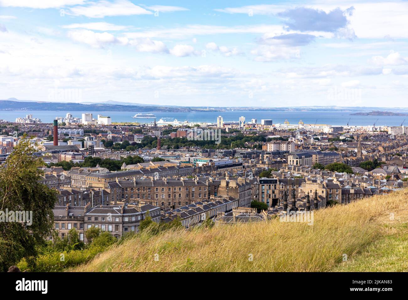 Centro di Edimburgo visto da Calton Hill, estate 2022, Edimburgo, Scozia, Gran Bretagna Foto Stock