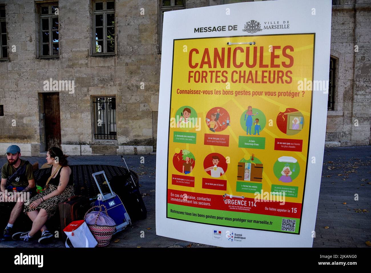 Marsiglia, Francia. 30th luglio 2022. Vista di un'onda di calore e di alto calore targhetta informativa a Marsiglia. A causa del rischio di ondate di calore e temperature elevate, la città di Marsiglia ha istituito una campagna di sensibilizzazione per informare la gente dei consigli da seguire. Credit: SOPA Images Limited/Alamy Live News Foto Stock