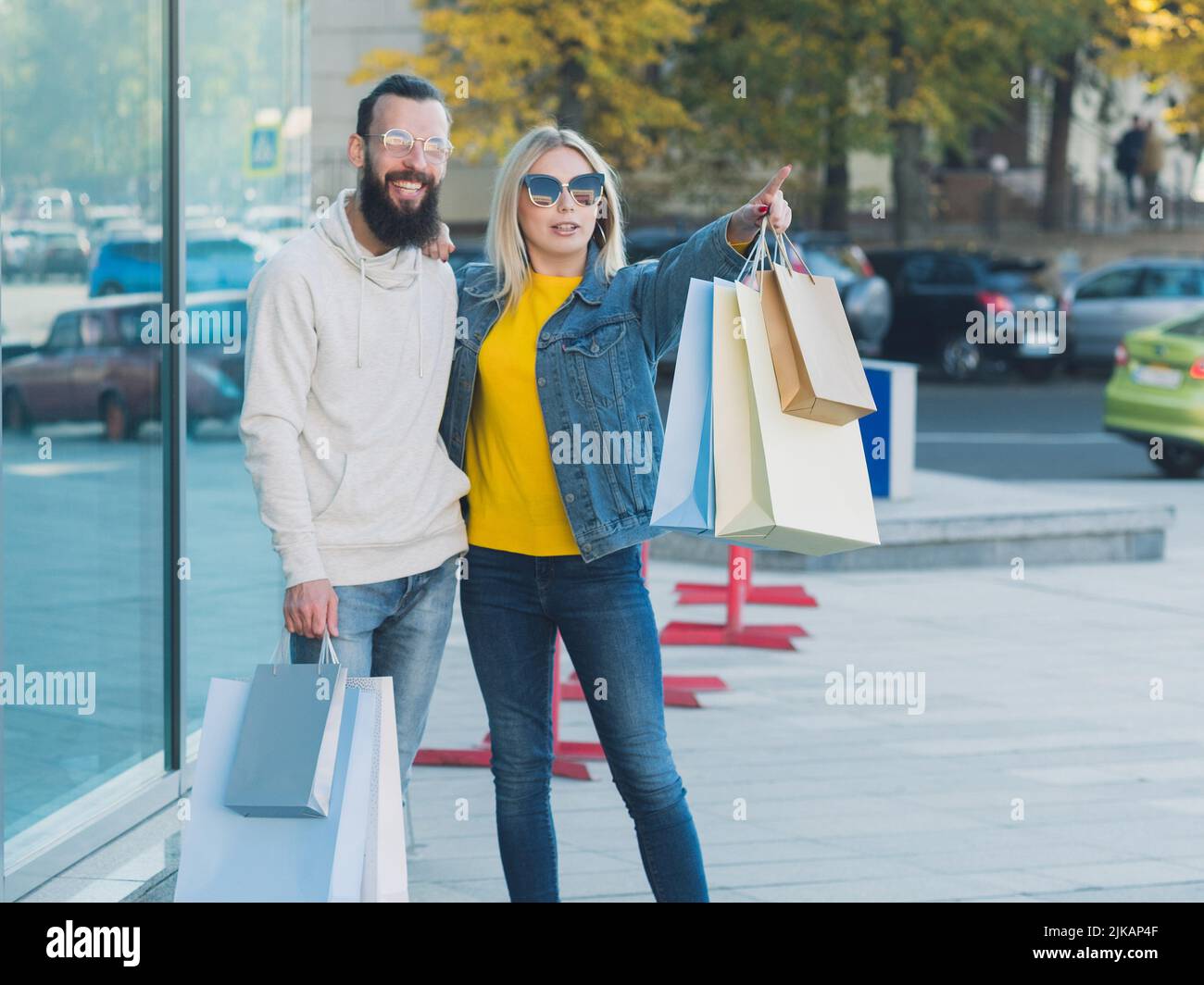 shopping turismo coppia a piedi centro città caduta Foto Stock