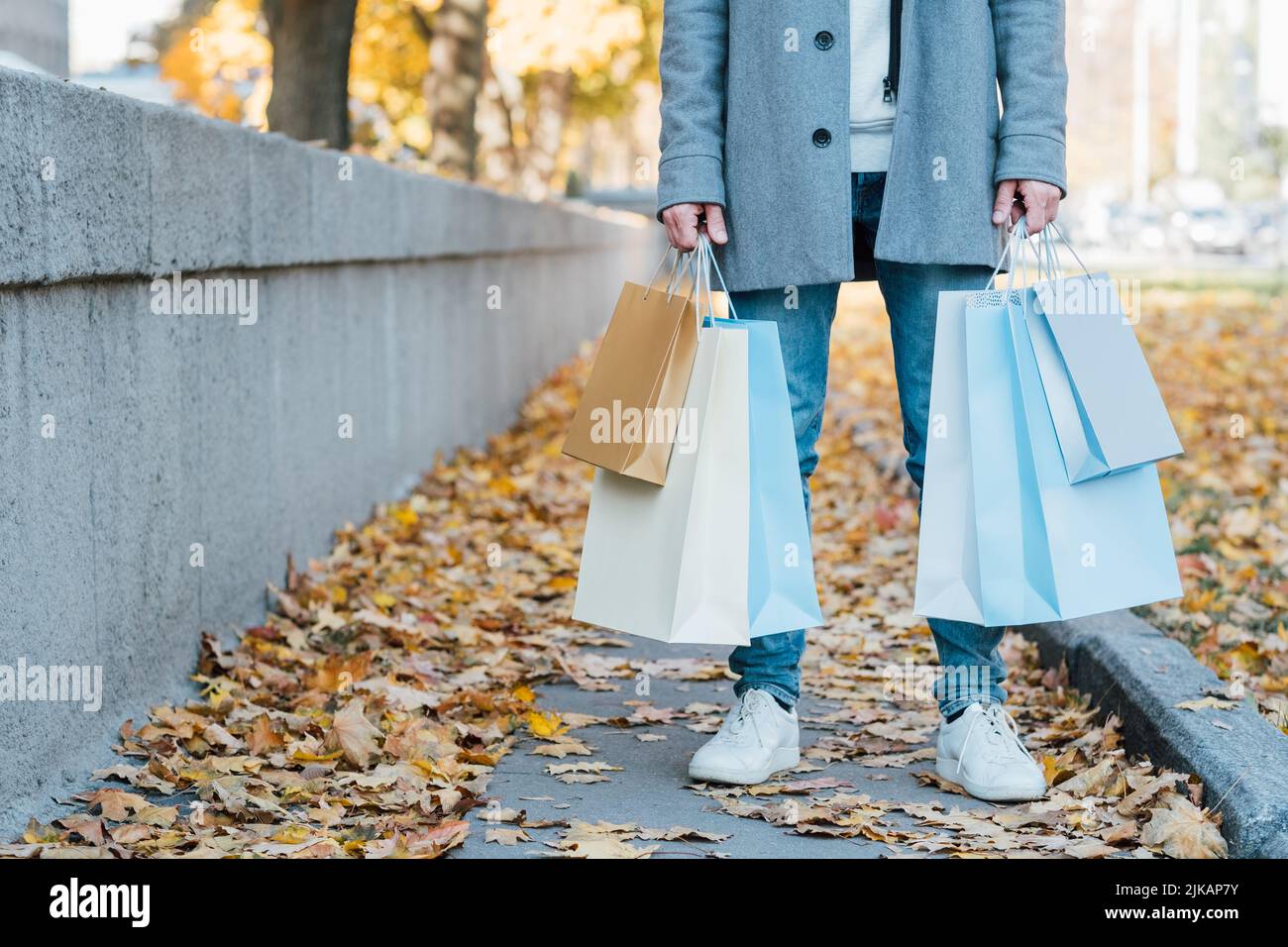 marciapiede d'autunno per le borse uomo della nuova stagione Foto Stock
