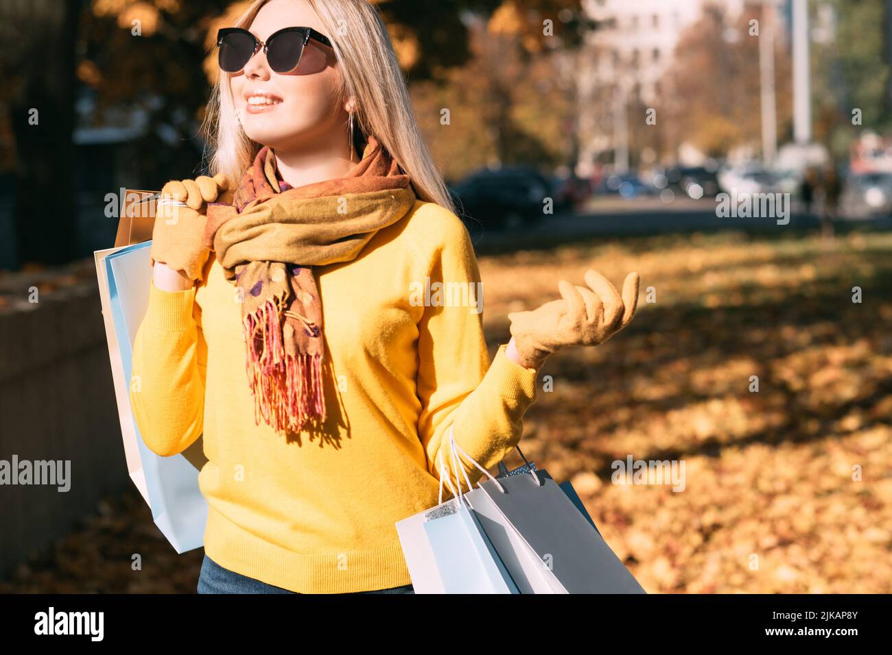 moda lifestyle shopping autunno giorno di sole Foto Stock