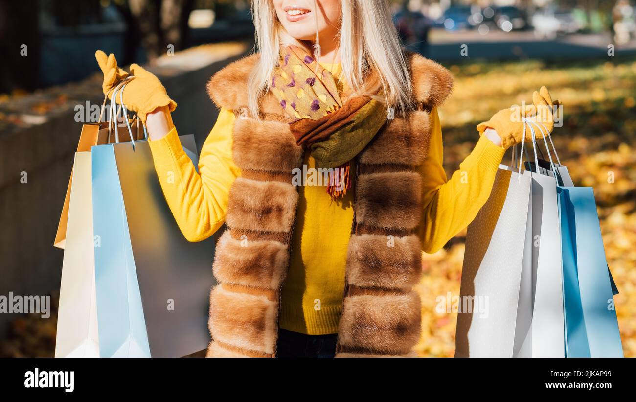 moda stile di vita donna shopping borse caduta città Foto Stock