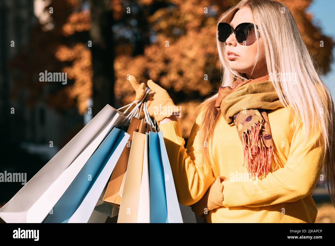 autunno shopping lady pacchetti autunno città strada Foto Stock