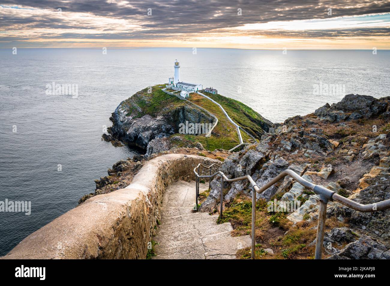 Le tortuose scale che vanno a West Stack Light House, conosciuta anche come Goleudy Ynys Lawd su Anglesey Island in Galles Foto Stock