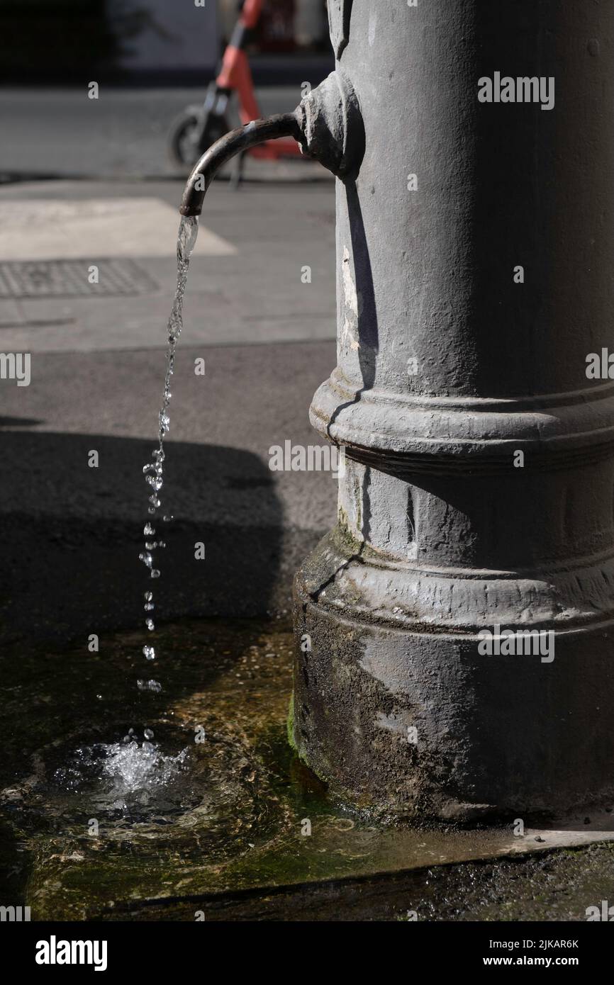 Su un marciapiede si trova una fontana pubblica, i cosiddetti 'nasoni' (grandi nasi), con acqua potabile pulita e fresca che scorre continuamente Foto Stock