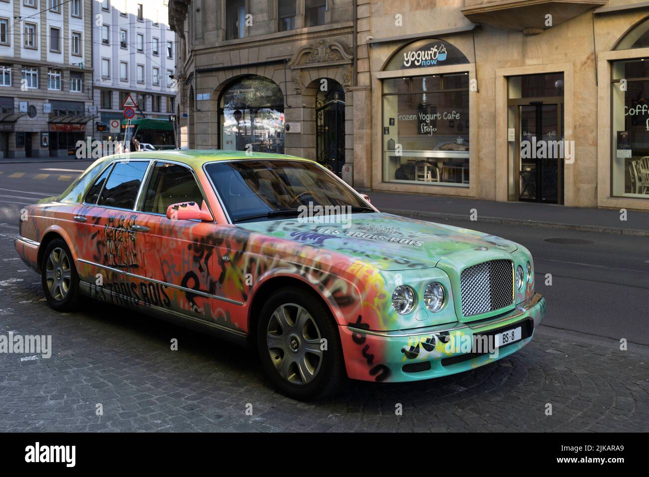 Multicolore dipinta e decorata classic Luxury limousine Bentley parcheggiata in una strada nel centro della città svizzera di Basilea Foto Stock