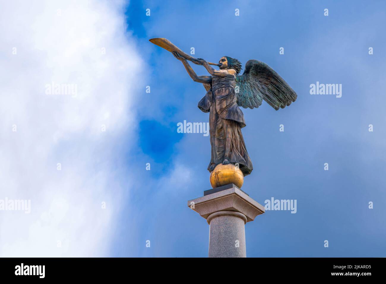 Statua di un angelo che soffia una tromba dallo scultore Romas Vilčiauskas a Uzupis (Užupis) - quartiere popolare tra gli artisti di Vilnius Foto Stock