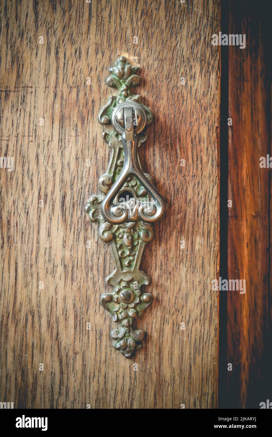 Antico armadio in legno vintage chiuso con chiave Foto Stock