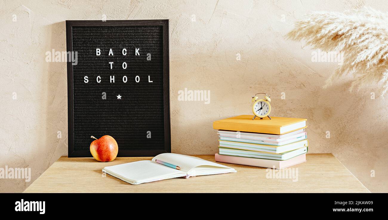 Un banco di scuola per un bambino. Foto creativa di ritorno a scuola Foto Stock