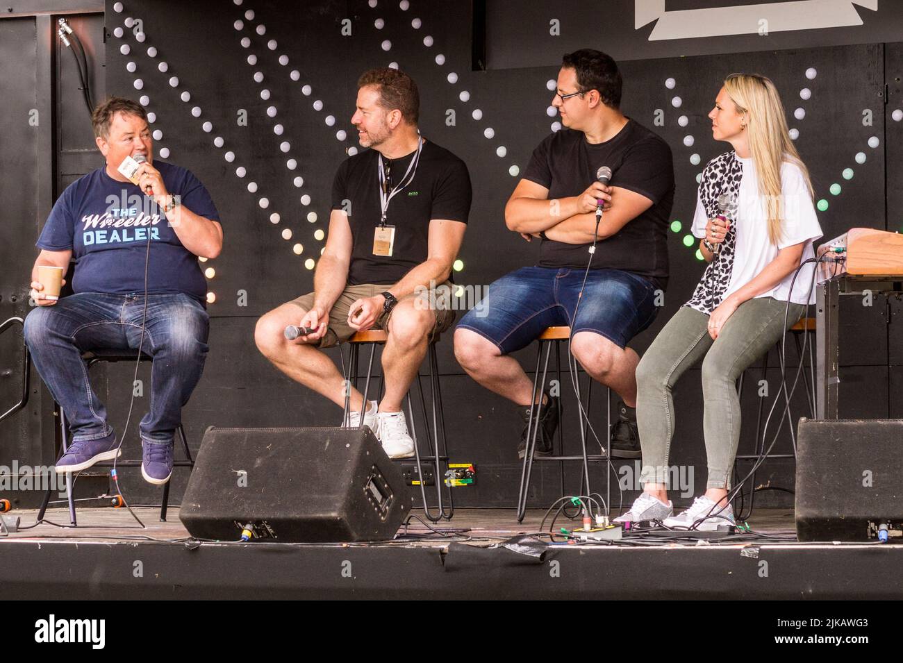 Mike Brewer di 'Wheeler Dealers', Charlotte Vowden e Paul Cowland, Festival of the Uneccezionale, Grimsthorpe Castle, Bourne, Lincolnshire, 2022 Foto Stock