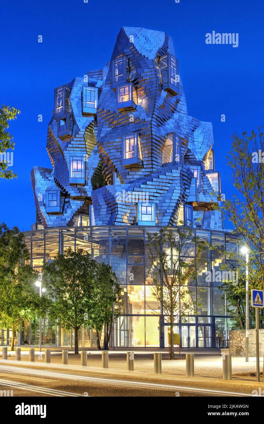 La torre di Frank Gehry nel cuore DELLA LUMA Arles, un centro d'arte nel sud della Francia aperto nel 2021. Si dice che l'architetto sia stato istintato da Foto Stock