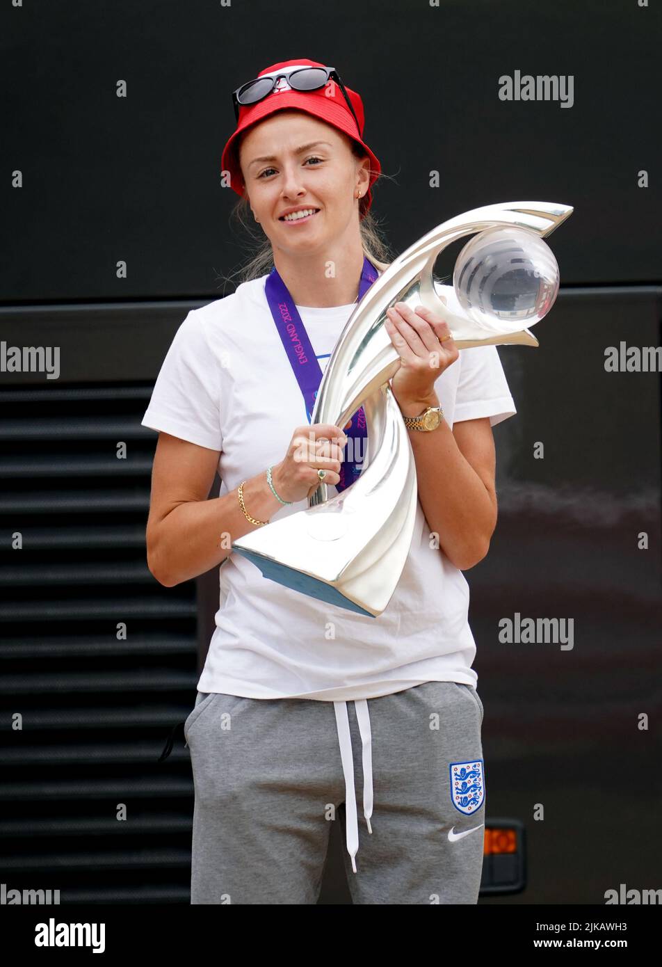 Leah Williamson in Inghilterra con il trofeo UEFA euro 2020 al Lensbury, Teddington. Il sogno inglese di Euro 2022 è diventato realtà quando il finale extra-time di Chloe Kelly ha visto le Lionesses battere la Germania 2-1 e assicurarsi il primo trofeo importante nella loro storia di fronte a una folla record a Wembley. Data foto: Lunedì 1 agosto 2022. Foto Stock