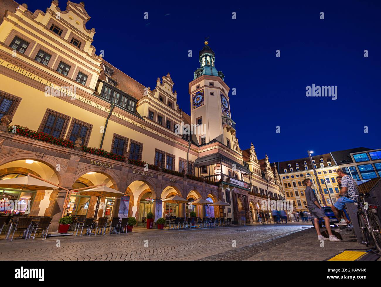 Lipsia, Germania - 02 luglio 2022: Il centro della città della metropoli della sassonia di notte. Il vecchio municipio o municipio illuminato in estate. Persone Foto Stock