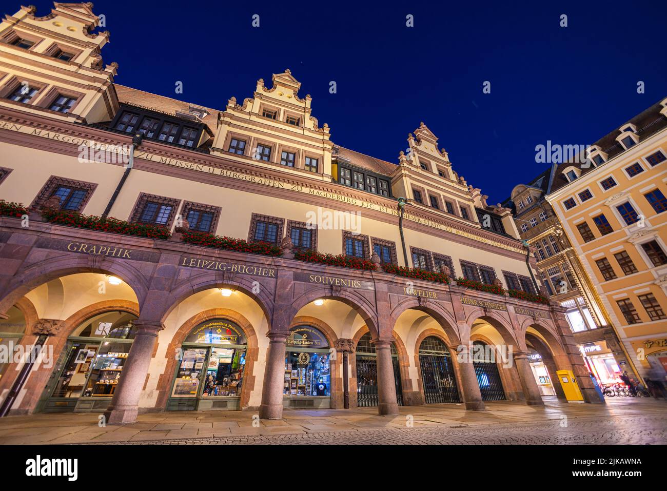 Lipsia, Germania - 02 luglio 2022: Il centro della città della metropoli della sassonia di notte. Il vecchio municipio o municipio illuminato in estate. Persone Foto Stock