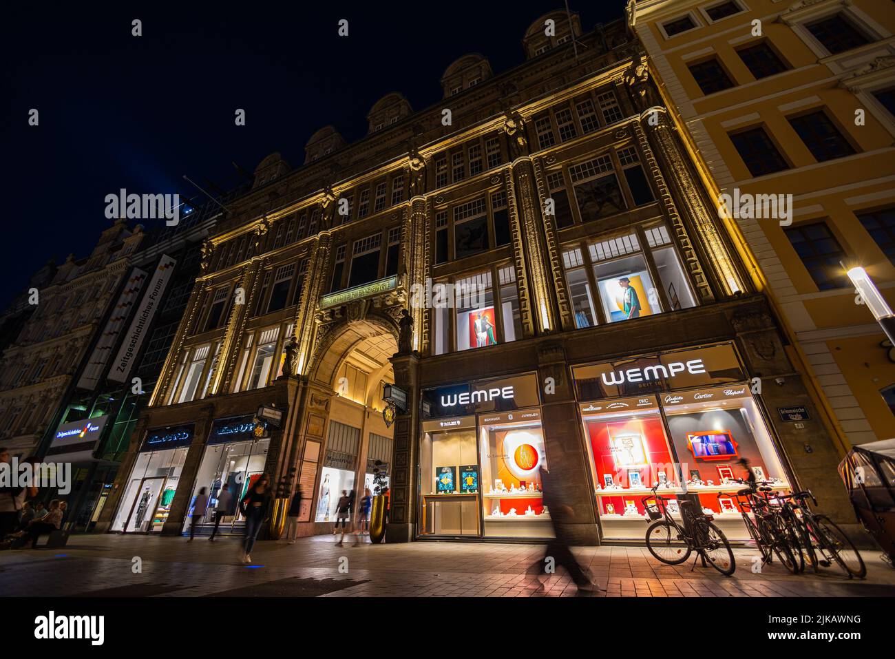 Lipsia, Germania - 02 luglio 2022: Ingresso al „Maedlerpassage“ e alla Cantina di Auerbach. Deve la sua reputazione mondiale al gioco di Goethe Faust. Male Foto Stock