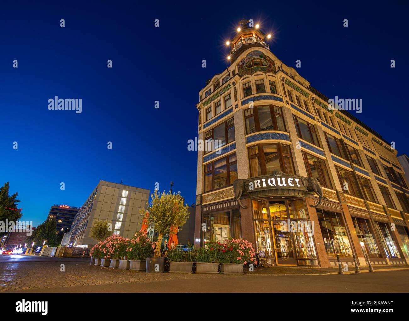 Lipsia, Germania - 02 luglio 2022: Centro della città della metropoli della sassonia di notte. Kaffeehaus Riquet Café presso la „Reichsstrasse“. Due statue di elefanti l Foto Stock
