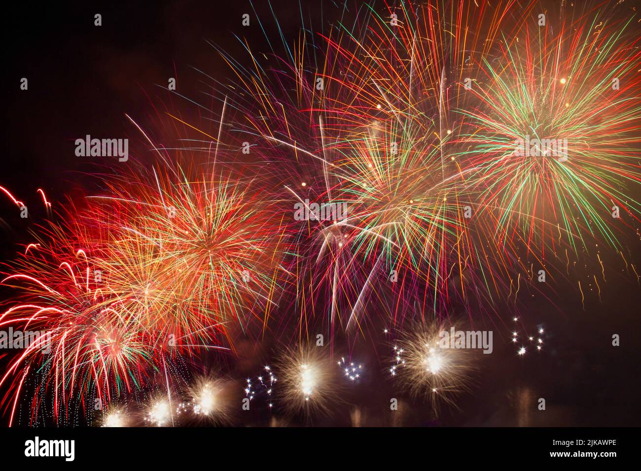 Lunga esposizione di medio lungo colpo di fuochi d'artificio belli e colorati nel cielo notturno. Foto Stock